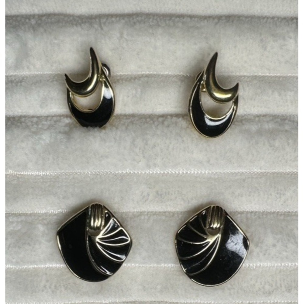 2 Pairs of Signed Trifari Earrings Vintage-Pierced- Black Enamel w. Gold - Picture 4 of 7